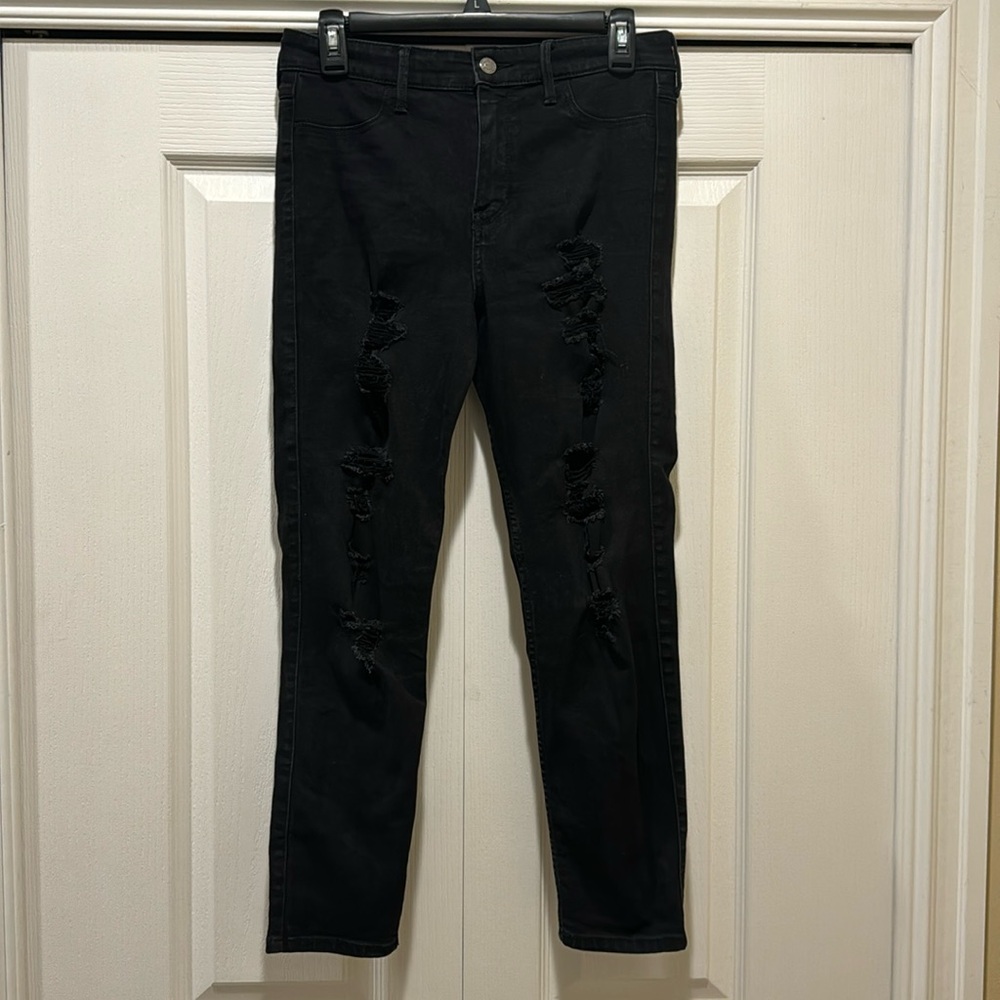 Hollister Black Distressed Skinny Jean. Women’s-Juniors size 9. Waist 29.